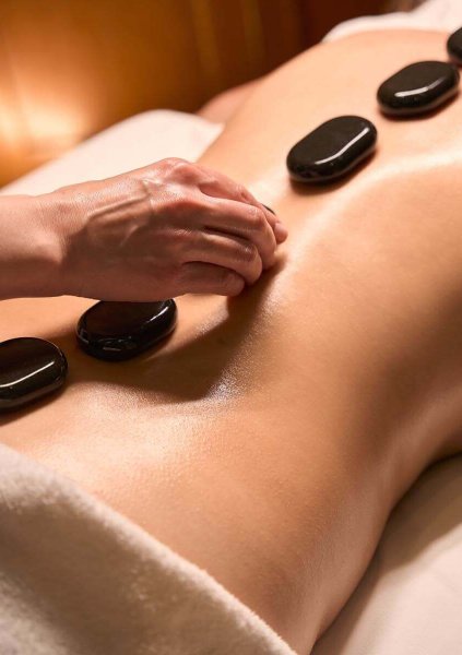 beauty-clinic-masseuse-treating-client-for-back-pa-2023-05-13-02-53-46-utc.jpg