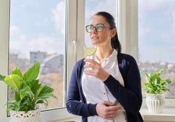 business-woman-with-glass-of-water-with-lemon-2021-12-20-19-36-33-utc.jpg