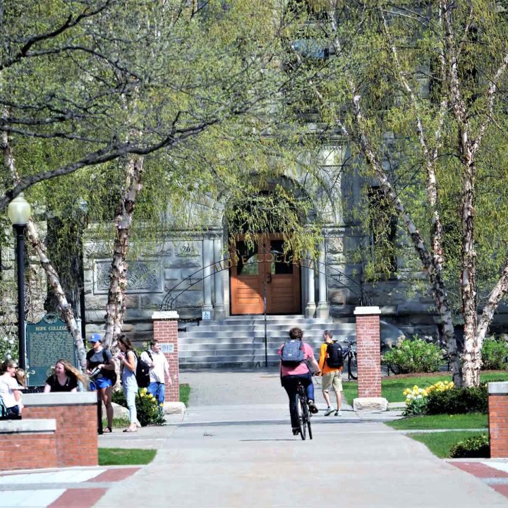 college-campus-in-the-spring-2022-11-16-06-10-07-utc.jpg