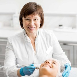 senior-woman-cosmetologist-during-the-procedure-2021-12-28-00-08-16-utc.jpg